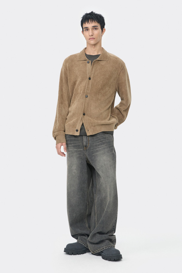 깊이 있는 분위기를 연출하는 브라운 컬러의 셔닐 카라 가디건입니다. 부드러운 촉감의 셔닐 원사를 사용하여 포근하고 따뜻한 착용감을 선사하며, 사이드 배색 파이핑 포인트가 은은한 멋을 더합니다. 릴랙스핏으로 편안하게 착용 가능하며, 가을, 겨울 시즌 데이트룩, 모임룩 등 다양한 TPO에 활용하기 좋습니다. 베이직, 캐주얼, 클래식, 미니멀 스타일을 즐기는 남성분들께 추천하며 버튼 여밈으로 간편하게 착용할 수 있습니다. 두꺼운 두께감으로 보온성을 높였습니다.
