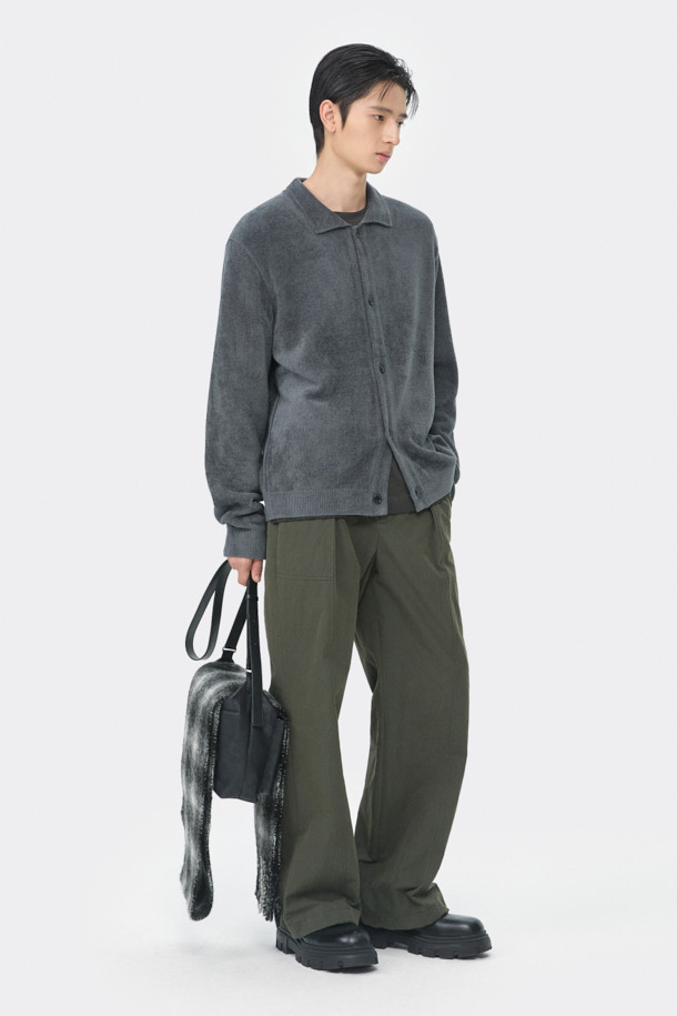 **그레이 셔닐 카라 가디건**은 부드러운 셔닐 원사를 사용하여 포근한 착용감을 선사합니다. 릴랙스 핏으로 편안함을 강조하며, 캐주얼 및 클래식 스타일을 모두 아우르는 디자인입니다. 카라넥과 사이드 배색 파이핑 디테일이 돋보이며, 버튼 여밈으로 간편하게 착용할 수 있습니다. 가을, 겨울철 출근룩과 모임룩에 활용하기 좋은 두꺼운 두께감의 긴소매 니트/스웨터입니다.
