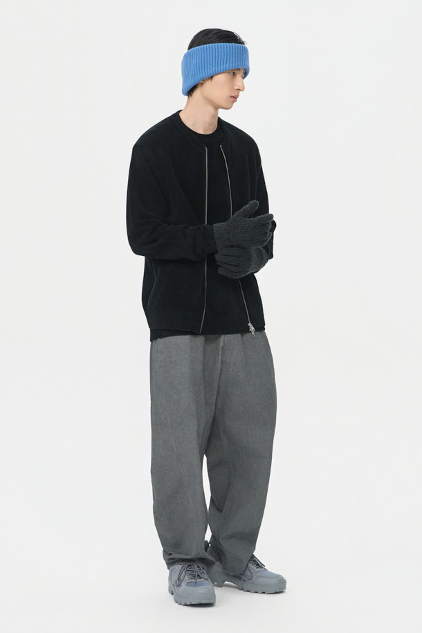 블랙 셔닐 라운드 짚 카디건은 부드러운 촉감의 셔닐 원사를 사용하여 제작된 남성용 니트/스웨터입니다. 가을, 겨울 시즌에 어울리며, 릴랙스 핏으로 편안하게 착용 가능합니다. 라운드넥 디자인에 투웨이 집업 여밈 방식으로 실용성을 더했으며, 어깨선 실리콘 테이프와 사이드 배색 파이핑 디테일로 포인트를 주었습니다. 출근룩과 모임룩, 캐주얼 및 미니멀 스타일을 즐겨 입는 남성에게 추천하는 베이직하고 세련된 아이템입니다. 두꺼운 두께감으로 따뜻하게 착용할 수 있습니다.
