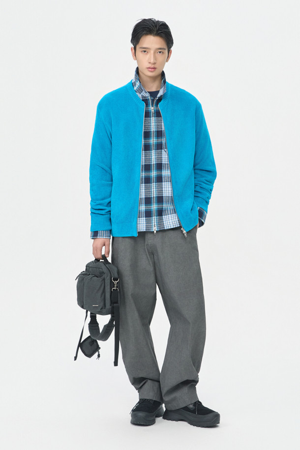 블루 쉐닐 라운드 짚 카디건은 부드러운 촉감의 릴랙스핏 남성용 가을/겨울 니트/스웨터입니다. 캐주얼, 미니멀, 클래식 스타일을 아우르며, 일상복이나 출근룩, 모임룩에 적합합니다. 두꺼운 두께감의 라운드넥 긴소매 디자인으로, 2-Way 짚업과 사이드 배색 파이핑 디테일이 특징입니다. 나일론, 레이온, 폴리에스터 혼방 소재로 제작되어 편안함과 보온성을 동시에 제공합니다.
