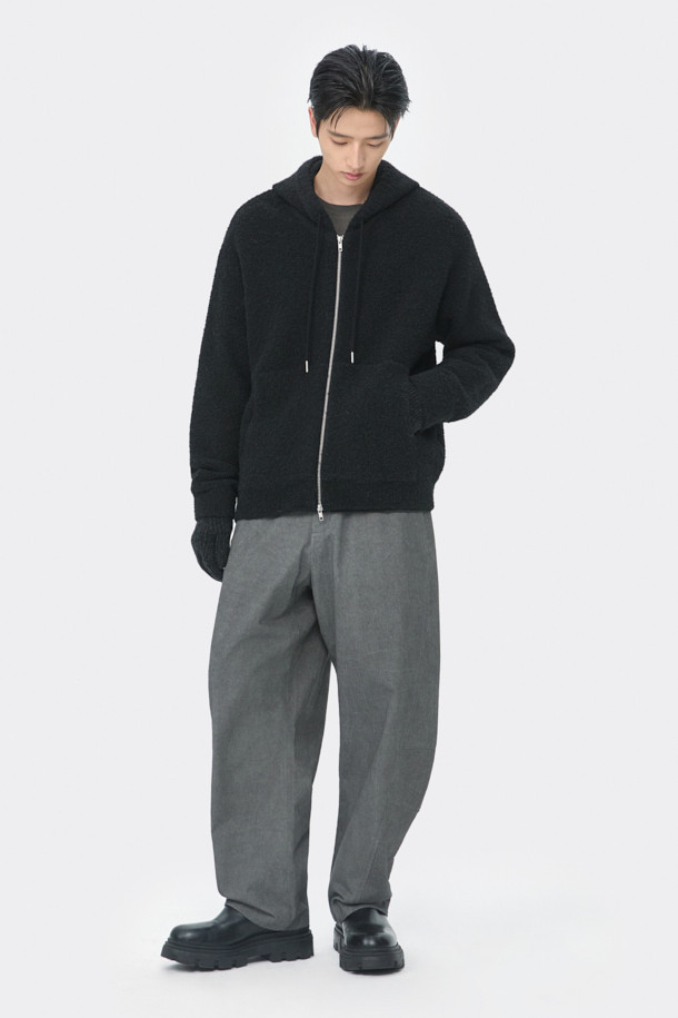 블랙 클라우드 후드 집업 가디건은 가을, 겨울 시즌의 캐주얼 스타일을 위한 남성 의류입니다. 부드러운 촉감의 웨이브 부클사를 사용하여 제작되었으며, 3GG 두께감으로 보온성을 높였습니다. 릴랙스핏으로 편안한 착용감을 제공하며, 캥거루 포켓과 2-Way 집업 디테일로 실용성을 더했습니다. 무지 디자인에 후드 네크라인으로 스포티한 느낌을 더하여 미니멀하고 클래식한 스타일을 연출하기 좋습니다. 폴리에스테르, 나일론, 아크릴, 울, 폴리우레탄 혼방의 고급 소재를 사용하여 제작되었습니다.
