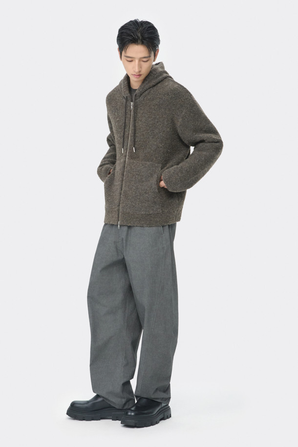 브라운 클라우드 후드 집업 가디건은 가을, 겨울 시즌에 어울리는 남성용 니트/스웨터입니다. 릴랙스핏으로 편안한 착용감을 선사하며, 두꺼운 두께감과 부드러운 촉감의 웨이브 부클사 소재로 제작되어 보온성을 높였습니다. 캥거루 포켓과 2-Way 집업 디테일이 실용성을 더하고, 후드 디자인으로 캐주얼하고 미니멀한 스타일을 연출합니다. 무지 패턴의 브라운 컬러로 다양한 스타일에 매치하기 용이한 데일리 아이템입니다.
