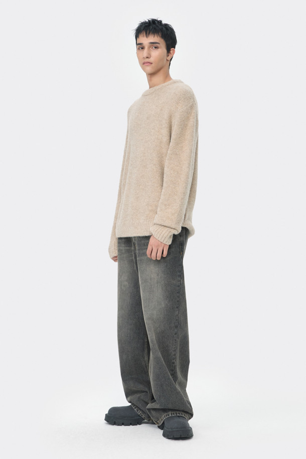 아이보리 셔닐 라운드 넥 스웨터는 가을과 겨울, 출근룩과 비즈니스 캐주얼에 어울리는 남성용 상의입니다. 부드러운 셔닐 소재로 제작되어 포근한 착용감을 선사하며, 레귤러 핏으로 편안하게 착용할 수 있습니다. 베이직한 디자인에 톤온톤 자가드 배색 스티치와 사이드 배색 파이핑 포인트를 더해 미니멀하면서도 클래식한 멋을 연출합니다. 두꺼운 두께감과 긴 소매 기장으로 보온성을 높였으며, 무지 패턴의 아이보리 컬러로 다양한 스타일과 매치하기 용이합니다. 일상에서 편안하게, 혹은 비즈니스 캐주얼 스타일로 활용하기 좋은 아이템입니다.
