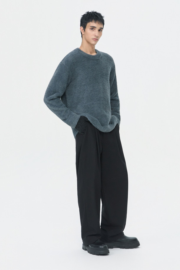 그레이 헤어리 라운드 넥 스웨터는 남성용으로, 가을과 겨울에 따뜻하게 입을 수 있는 두꺼운 두께의 상의입니다. 부드러운 촉감과 베이직하고 캐주얼한 스타일로, 데일리룩과 모임룩 모두에 활용하기 좋습니다. 레귤러 핏에 긴 소매 기장으로 제작되었으며, 라운드 넥 디자인과 헤어리 패턴이 특징입니다. 날개사 소재를 사용하여 포근함을 더하였으며, 캐주얼, 클래식, 미니멀 스타일을 즐겨 입는 분들께 추천합니다.
