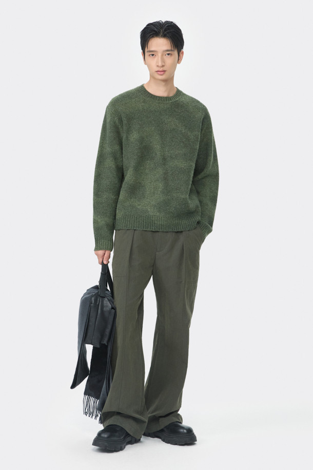 그린 스테인 프린팅 라운드 넥 스웨터는 RWS Wool 100% 원사를 사용하여 제작되어 부드러운 촉감을 선사합니다. 남성용으로, 가을과 겨울에 따뜻하게 착용할 수 있는 두꺼운 두께감의 레귤러핏 스웨터입니다. 캐주얼, 클래식, 미니멀 스타일을 소화하며, 출근룩과 모임룩으로 활용하기 좋습니다. 라운드넥 디자인에 스테인 프린트가 더해져 개성 있는 스타일을 연출합니다. 긴 소매 기장으로 보온성을 높였습니다.
