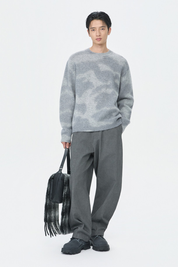 그레이 스테인 프린팅 라운드넥 스웨터는 남성용으로, 가을과 겨울에 착용하기 좋은 두꺼운 울 소재의 긴소매 스웨터입니다. 베이직한 스타일의 레귤러핏으로 제작되었으며, 라운드넥 디자인에 스테인 프린팅으로 포인트를 주어 클래식, 미니멀, 캐주얼 룩을 연출하기 좋습니다. RWS 울 100% 원사를 사용하여 부드러운 촉감을 선사하며, 출근룩과 비즈니스 캐주얼 스타일에도 잘 어울립니다. 일상에서 편안하고 스타일리시하게 착용할 수 있는 아이템입니다.
