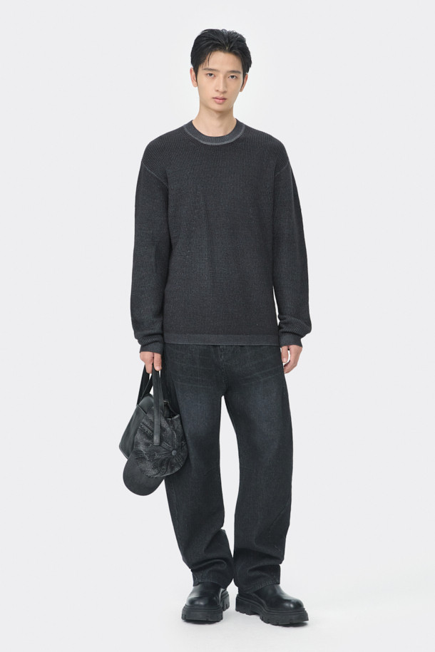 블랙 색상의 가먼트 다잉 라운드넥 스웨터입니다. 메리노울 100% 원사를 사용하여 부드러운 촉감을 선사하며, 매직워싱 가공으로 편안한 착용감을 느낄 수 있습니다. 릴랙스핏으로 제작되어 편안하고, 가을, 겨울 시즌 데일리룩이나 출근룩, 비즈니스 캐주얼에 적합합니다. 베이직, 미니멀, 클래식 스타일을 즐겨 입는 남성분들에게 추천합니다. 두꺼운 두께감의 긴소매 디자인으로 보온성을 높였습니다.

