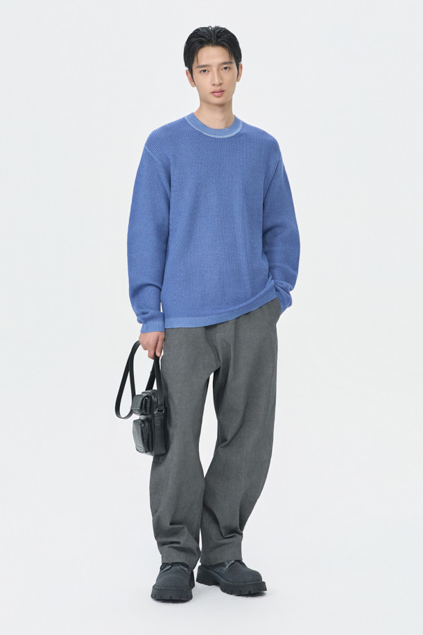 가먼트다잉 공법으로 제작된 블루 라운드넥 스웨터입니다. 울 소재로 제작되어 부드러운 촉감과 두꺼운 두께감으로 가을, 겨울철 따뜻하게 착용하기 좋습니다. 릴랙스핏으로 편안한 착용감을 선사하며, 베이직하고 캐주얼한 스타일로 다양한 룩에 매치하기 좋습니다. 매직워싱 가공을 거쳐 자연스러운 멋을 더했으며, 출근룩과 모임룩은 물론 캐주얼, 클래식, 미니멀 스타일까지 소화 가능한 활용도 높은 아이템입니다. 긴 소매 기장으로 보온성을 높였습니다.
