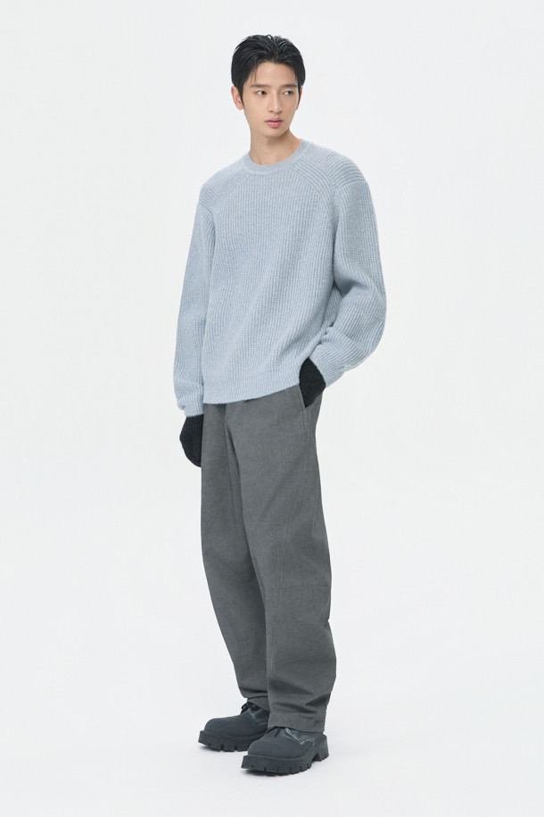 세련된 블루 메탈얀 넥 스웨터는 가을과 겨울, 당신의 스타일을 한층 끌어올려 줄 남성용 니트입니다. 부드러운 촉감의 폴리에스테르, 아크릴, 나일론, 메탈, 울 혼방 소재로 제작되어 편안한 착용감을 선사하며, 라운드넥과 긴 소매, 릴랙스 핏이 베이직하면서도 캐주얼한 무드를 연출합니다. 특히 메탈사가 더해져 은은하게 빛나는 세련된 컬러감이 돋보이며, 골지 패턴과 두꺼운 두께감으로 따뜻함까지 놓치지 않았습니다. 출근룩이나 모임룩 등 다양한 TPO에 활용 가능하며, 캐주얼, 클래식, 미니멀 스타일 모두 소화 가능한 매력적인 아이템입니다.
