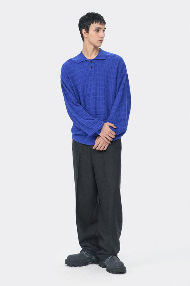 블루 칼라 파인 텍스쳐드 스웨터는 남성용 니트/스웨터로, 가을과 겨울에 착용하기 좋은 베이직 스타일의 제품입니다. 램스울 혼방 소재로 제작되어 부드러운 촉감과 두꺼운 두께감을 자랑하며, 크롭 기장과 릴랙스 핏으로 편안한 착용감을 선사합니다. 무지 패턴에 칼라넥 디자인, 긴 소매로 클래식, 미니멀, 캐주얼 스타일을 모두 소화할 수 있습니다. 특히, 독특한 조직감의 편직 디자인이 돋보이는 제품입니다.
