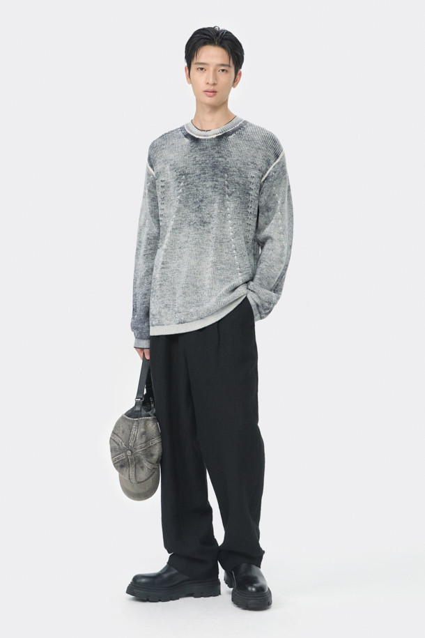 블랙 염색 라운드 넥 스웨터입니다. 메리노 울 100% 소재로 제작되어 부드러운 촉감을 선사하며, 가을과 겨울에 따뜻하게 입을 수 있습니다. 릴랙스 핏으로 편안함을 강조했으며, 베이직한 스타일로 다양한 룩에 활용하기 좋습니다. 출근룩이나 모임룩에 클래식, 미니멀, 캐주얼 스타일로 연출해 보세요. 뒷면에 백 프린팅 가공으로 포인트를 더했습니다.
