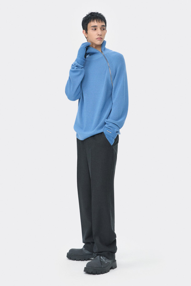 블루 터틀넥 사이드 지퍼 스웨터는 가을과 겨울에 어울리는 남성용 베이직 스타일 니트 스웨터입니다. 울, 코튼, 레이온 혼방 소재로 제작되어 산뜻한 촉감을 선사하며, 14GG 두께로 보온성을 더했습니다. 릴랙스핏으로 편안한 착용감을 제공하며, 사이드 지퍼 디테일이 특징입니다. 출근룩과 비즈니스 캐주얼에 활용하기 좋으며, 클래식, 미니멀, 캐주얼 스타일을 모두 소화할 수 있습니다.
