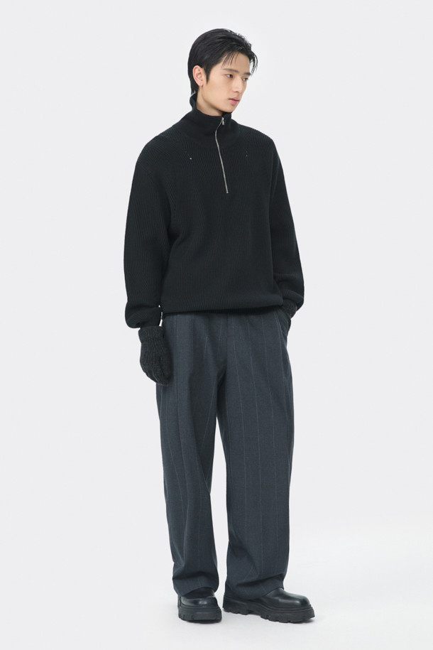 블랙 터틀넥 하프 집업 스웨터는 가을, 겨울 시즌에 어울리는 남성용 상의입니다. 부드러운 면과 울 혼방 소재로 제작되어 얇지만 보온성이 뛰어나며, 레귤러 핏으로 편안하게 착용 가능합니다. 미니멀하고 베이직한 디자인으로 출근룩, 비즈니스 캐주얼 등 다양한 TPO에 활용하기 좋습니다. 12GG 골조직 짜임과 하프 집업 디테일이 특징이며, 긴 소매와 터틀넥/하프넥 디자인으로 세련된 스타일을 연출합니다.
