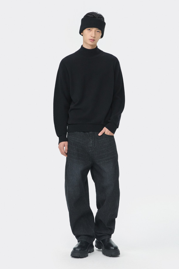 네, 알겠습니다. 주어진 정보를 바탕으로 블랙 터틀넥 스웨터에 대한 상세 설명을 작성하겠습니다.

**블랙 터틀넥 스웨터**

부드러운 울 소재로 제작되어 가을과 겨울, 포근한 착용감을 선사하는 블랙 터틀넥 스웨터입니다. 레귤러 핏에 긴 소매 기장으로, 베이직한 디자인과 두꺼운 두께감이 특징입니다. 출근룩, 비즈니스 캐주얼, 모임룩 등 다양한 TPO에 활용 가능하며, 클래식, 미니멀, 시크한 스타일을 연출하기 좋습니다. 무지 디자인에 배색 자수 포인트로 은은한 멋을 더했습니다.
