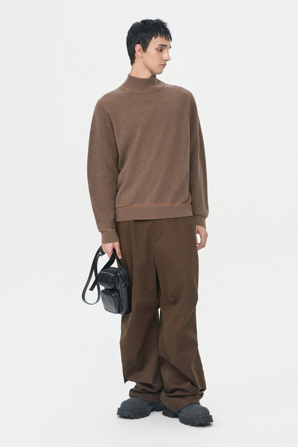 남성용 브라운 터틀넥 스웨터입니다. 가을과 겨울에 어울리는 두꺼운 두께감의 울 소재로 제작되어 부드러운 촉감을 선사합니다. 베이직하고 미니멀한 스타일로, 레귤러 핏과 긴 소매 기장으로 편안함을 더했습니다. 하찌 조직 소매와 자수사 배색 디테일이 특징이며, 데일리룩에 클래식한 무드를 더해줍니다. 일상생활에서 폭넓게 활용하기 좋은 아이템입니다.
