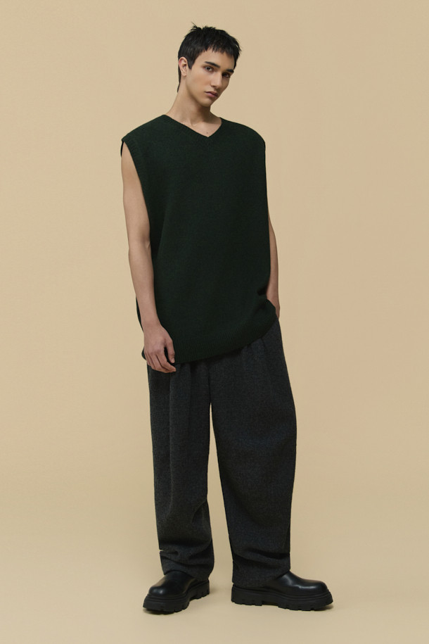 [HED MAYNER] 그린 울 트위스티드 베스트는 모던한 스타일을 추구하는 분들을 위한 아이템입니다. 부드러운 울 소재와 릴랙스 핏으로 편안한 착용감을 선사하며, 비틀린 비대칭 실루엣과 트위스트 절개 구조가 독특한 매력을 더합니다. 펠트 워싱 가공과 자연스러운 보풀감, 입체적인 표면 질감이 특징이며, V넥 디자인과 민소매 기장으로 클래식, 미니멀, 시크한 무드를 연출합니다. 모임룩에 포인트를 더할 수 있는 베스트입니다.
