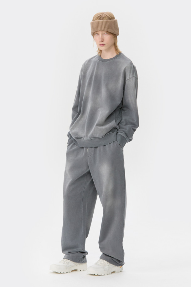 베이지 컬러의 니트 이어머프는 겨울철 추위를 따뜻하게 녹여줄 아이템입니다. 캐시미어와 울 소재 혼방으로 제작되어 부드러운 촉감과 뛰어난 보온성을 자랑하며, 골지 패턴이 클래식하고 베이직한 디자인을 더합니다. 튜브형 실루엣으로 넥워머 또는 헤드워머로도 활용 가능하며, 로고 바 장식이 은은한 포인트를 선사합니다. 출근룩과 연말 모임룩 등 다양한 TPO에 미니멀하고 캐주얼한 스타일로 매치하여 따뜻하면서도 세련된 겨울 스타일을 연출해보세요.
