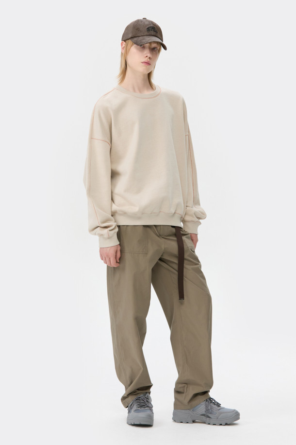 브라운 텍스처 캡은 부드러운 합성가죽 소재로 제작되어 봄, 여름, 가을 계절에 착용하기 좋습니다. 일반적인 깊이와 챙 넓이로 디자인되었으며, 로고 패턴과 자수, 리벳 장식이 돋보입니다. 텍스처 소재와 은은한 광택감이 특징이며, 캐주얼, 미니멀, 클래식 스타일을 즐기는 분들께 추천합니다. 동네 마실룩, 산책룩, 여행룩 등 다양한 TPO에 활용할 수 있으며, 사이즈 조절 기능으로 편안한 착용감을 제공합니다.
