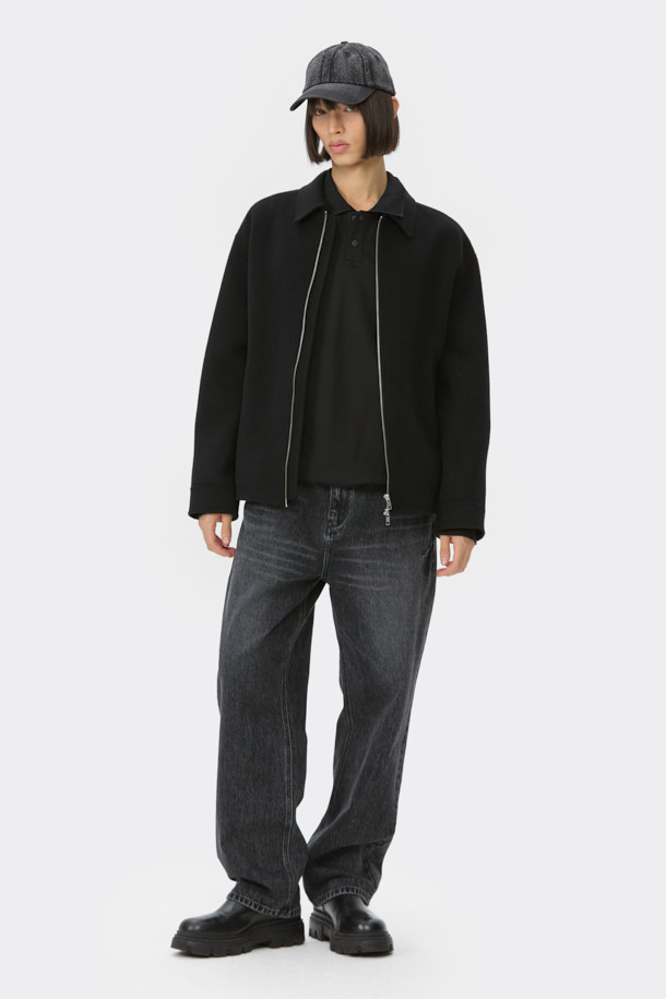 블랙 워시드 데님 캡은 캐주얼, 클래식, 미니멀 스타일을 즐기는 분들을 위한 데일리 모자입니다. 부드러운 촉감의 데님과 면 혼방 소재로 제작되어 봄, 여름, 가을 계절에 착용하기 좋습니다. 깊은 모자 깊이와 일반 챙 넓이로 편안한 착용감을 선사하며, 빈티지한 워싱 디테일이 돋보입니다. 클래식한 볼캡 쉐입에 로고 리벳 장식과 후면 비죠 디테일로 포인트를 더했습니다. 사이즈 조절이 가능하여 누구나 편안하게 착용할 수 있으며, 동네 마실룩, 산책룩, 여행룩 등 다양한 TPO에 활용하기 좋습니다.
