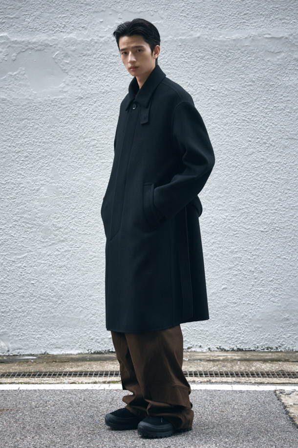 세련된 무드를 연출하는 블랙 울 맥 코트입니다. 가을, 겨울 시즌에 어울리는 두꺼운 두께감으로 보온성을 높였으며, 미니멀하고 클래식한 디자인이 특징입니다. 히든 버튼 여밈 방식과 오버핏으로 편안한 착용감을 선사하며, 탈부착 가능한 허리 벨트와 비죠 장식으로 다양한 스타일을 연출할 수 있습니다. 롱 기장과 긴 소매, 둥근 포켓 디테일이 돋보이며, 상체 상단 부분 안감 처리를 통해 고급스러움을 더했습니다. 출근룩, 비즈니스 캐주얼, 모임룩 등 다양한 TPO에 활용 가능하며, 시크하고 세련된 스타일을 완성해 보세요.
