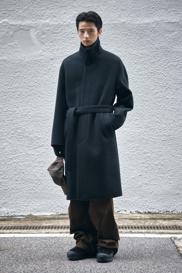 그레이 캐시미어 블렌드 맥 코트는 남성 고객을 위한 아우터입니다. 가을과 겨울에 어울리는 두꺼운 두께감으로, 캐시미어, 울, 나일론, 폴리우레탄 혼방 소재를 사용하여 부드러운 촉감을 선사합니다. 히든 버튼 여밈 방식의 롱 기장 오버핏 코트로, 클래식, 미니멀, 시크 스타일을 연출하기 좋습니다. 탈부착 가능한 허리 벨트와 비죠 장식, 핸드메이드 봉제, 둥근 포켓 디자인, 상체 상단 안감 적용 등 디테일이 돋보이며, 출근룩, 비즈니스 캐주얼, 모임룩에 활용하기 좋습니다.
