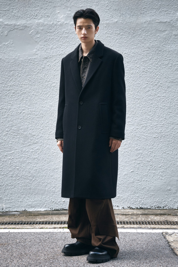 블랙 캐시미어 블렌디드 싱글 코트는 남성 고객을 위한 가을/겨울용 아우터입니다. 울, 캐시미어, 폴리에스테르, 나일론, 레이온, 코튼 등 다양한 소재를 혼방하여 부드러운 촉감과 두꺼운 두께를 자랑합니다. 클래식하고 미니멀한 스타일로, 오피스룩, 비즈니스 캐주얼, 모임룩 등 TPO에 맞춰 시크하게 연출할 수 있습니다. 너치드 라펠, 2버튼, 사이드 다트, 숄더 다트, 어깨 패드, 포켓 스티치 디테일이 돋보이는 레귤러핏 싱글 코트입니다. 긴 소매 기장의 무지 디자인으로 어떤 스타일에도 쉽게 매치할 수 있습니다.
