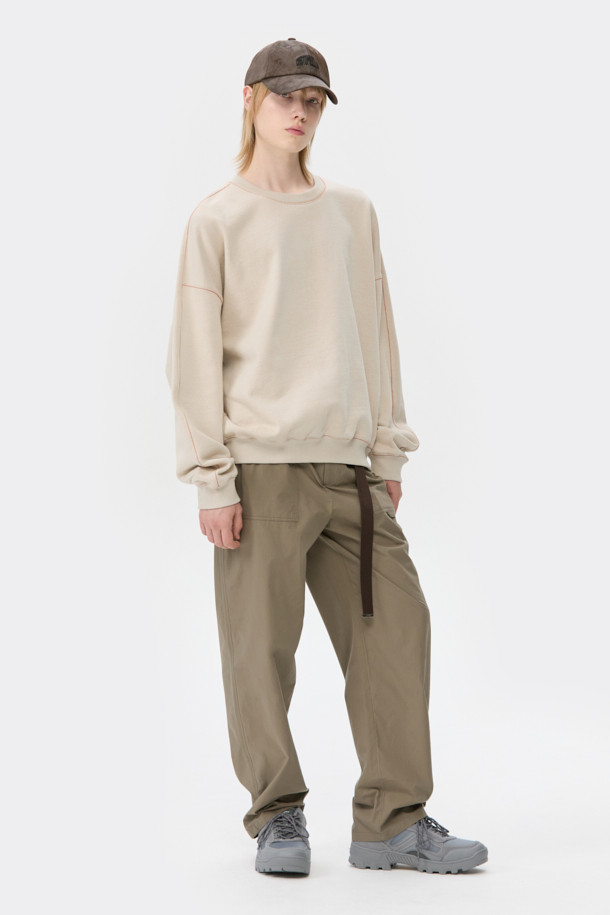 그레이 컬러의 Vibram(비브람) 하이브리드 스니커즈는 남성 고객을 위해 디자인되었습니다. 스웨이드와 메쉬 소재를 사용하여 사계절 모두 착용 가능하며, 일상과 아웃도어 활동에 적합합니다. 비브람 아웃솔을 적용하여 내구성과 충격 흡수 기능을 제공하며, 힐탭 스트랩과 3M 스트링, 로고 패턴으로 포인트를 더했습니다. 유틸리티 스타일의 캐주얼, 고프코어, 미니멀 룩에 잘 어울리는 아이템입니다.
