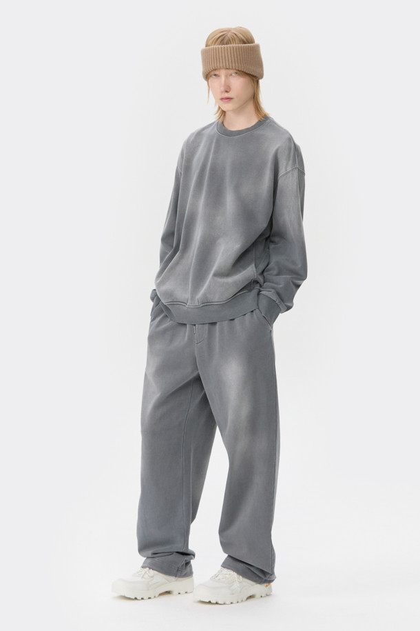 화이트 비브람 하이브리드 스니커즈는 일상과 아웃도어 활동 모두에 적합한 남성용 스니커즈입니다. 스웨이드와 메쉬 소재의 조화로 제작되었으며, 라운드 앞코에 플랫 굽 디자인으로 편안한 착용감을 제공합니다. 비브람 아웃솔을 사용하여 탁월한 접지력과 내구성을 자랑하며, 충격 흡수 기능으로 활동성을 높였습니다. 힐탭 스트랩, 3M 스트링, 유틸리티 스타일의 디테일과 로고 패턴이 더해져 캐주얼, 미니멀, 클래식 스타일을 완성합니다. 여행룩과 산책룩에 활용하기 좋은 디자인입니다.
