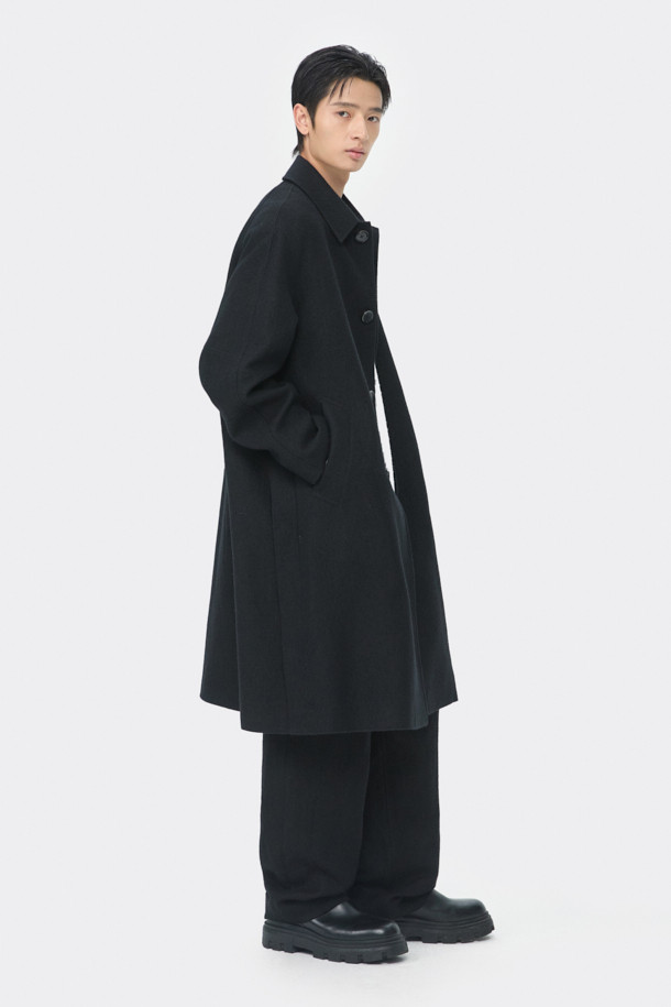 블랙 울 린넨 발마칸 코트는 남성용 아우터로, 가을과 겨울에 착용하기 좋습니다. 미니멀하고 클래식한 스타일을 추구하는 분들께 적합하며, 출근룩, 비즈니스 캐주얼, 모임룩 등 다양한 TPO에 활용할 수 있습니다. 롱 기장의 레귤러핏 발마칸 코트로, 히든 여밈 방식과 래글런 소매, 사이드 벤트 디테일이 특징입니다. 울과 린넨 혼방 소재로 제작되어 두꺼운 두께감을 자랑하며, 시크한 무드를 연출합니다.
