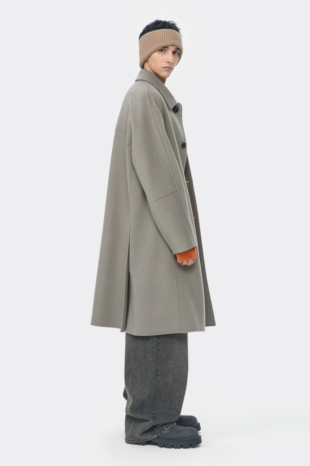 베이지 컬러의 캐시미어 블렌디드 발마칸 코트입니다. 울, 캐시미어, 폴리에스터, 나일론, 레이온, 아크릴, 코튼 등 다양한 소재를 혼방하여 부드러운 촉감과 두꺼운 두께감을 선사합니다. 클래식하고 미니멀한 스타일로, 백 돌먼 소매 디자인과 핸드메이드 공법 봉제가 특징입니다. 레귤러 핏에 싱글 버튼 여밈 방식이며, 가을과 겨울에 출근룩, 비즈니스 캐주얼, 모임룩 등 다양한 TPO에 활용하기 좋습니다. 시크한 매력을 더해주는 베이직한 디자인의 남성용 발마칸 코트입니다.
