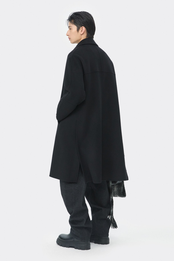 블랙 캐시미어 블렌디드 발마칸 코트는 남성용 아우터로, 가을과 겨울에 착용하기 좋습니다. 부드러운 촉감의 울, 캐시미어 혼방 소재로 제작되어 일상, 출근룩, 비즈니스 캐주얼, 모임룩 등 다양한 TPO에 활용 가능합니다. 클래식, 미니멀, 시크 스타일을 연출하기 좋으며, 레귤러 핏과 긴 소매 기장이 특징입니다. 백 돌먼 소매 디자인과 핸드메이드 공법 봉제로 완성되어 고급스러움을 더합니다. 싱글 버튼 여밈 방식의 두꺼운 발마칸 코트로, 따뜻함과 스타일을 동시에 잡을 수 있습니다.
