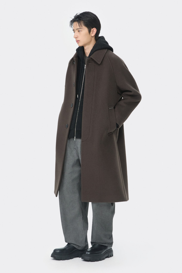 부드러운 캐시미어 블렌딩 소재의 브라운 발마칸 코트입니다. 오버핏으로 제작되어 편안하면서도 세련된 실루엣을 연출하며, 가을과 겨울에 따뜻하게 착용하기 좋습니다. 히든 버튼 여밈 방식과 래글런 소매 디테일이 특징이며, 클래식하고 미니멀한 디자인으로 다양한 스타일을 소화할 수 있습니다. 출근룩, 비즈니스 캐주얼, 모임룩 등 TPO에 구애받지 않고 시크하게 연출해보세요. 울, 캐시미어, 폴리에스테르, 앙고라 혼방으로 부드러운 촉감과 보온성을 제공합니다.
