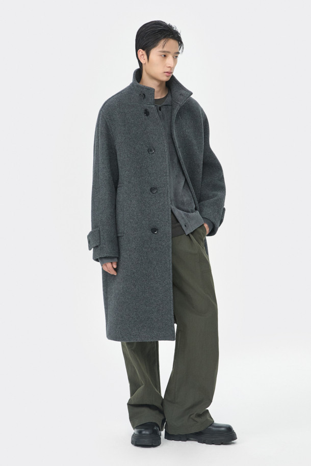 멜란지 그레이 컬러의 남성용 하이넥 코트입니다. 울과 나일론 혼방 소재로 제작되어 가을, 겨울 시즌에 적합하며, 두꺼운 두께감으로 보온성을 높였습니다. 래글런 소매 디테일이 돋보이는 레귤러핏 코트로, 버튼 여밈 방식과 무지 디자인으로 베이직하면서도 미니멀한 스타일을 연출합니다. 출근룩, 비즈니스 캐주얼, 모임룩 등 다양한 TPO에 활용 가능하며, 클래식, 미니멀, 시크한 스타일을 완성합니다.
