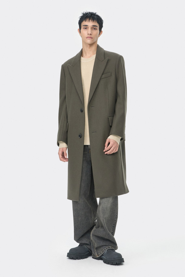 베이지 색상의 오버핏 피크드 라펠 코트입니다. 울, 나일론, 캐시미어 혼방 소재로 제작되어 가을, 겨울 시즌에 따뜻하게 착용할 수 있습니다. 미니멀하고 클래식한 스타일로, 출근룩, 오피스룩, 모임룩 등 다양한 TPO에 활용 가능합니다. 싱글 버튼 여밈 방식으로 깔끔하며, 롱 기장과 오버핏 실루엣이 시크한 분위기를 연출합니다. 무지 디자인으로 어떤 옷에도 쉽게 매치할 수 있는 데일리 코트입니다.
