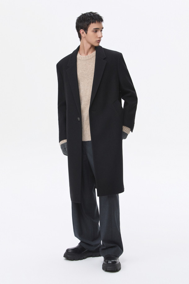 남성용 블랙 오버사이즈 핏 노치드 라펠 코트입니다. 가을, 겨울 시즌에 어울리는 두꺼운 두께감으로, 울, 나일론, 캐시미어 혼방 소재로 제작되어 부드러운 촉감과 보온성을 제공합니다. 미니멀, 클래식 스타일을 기반으로 하여 출근룩, 오피스룩, 모임룩 등 다양한 TPO에 활용 가능합니다. 싱글 버튼 여밈 방식과 롱 기장, 긴 소매 디자인으로 시크한 매력을 더하며, 오버핏으로 편안한 착용감을 선사합니다.
