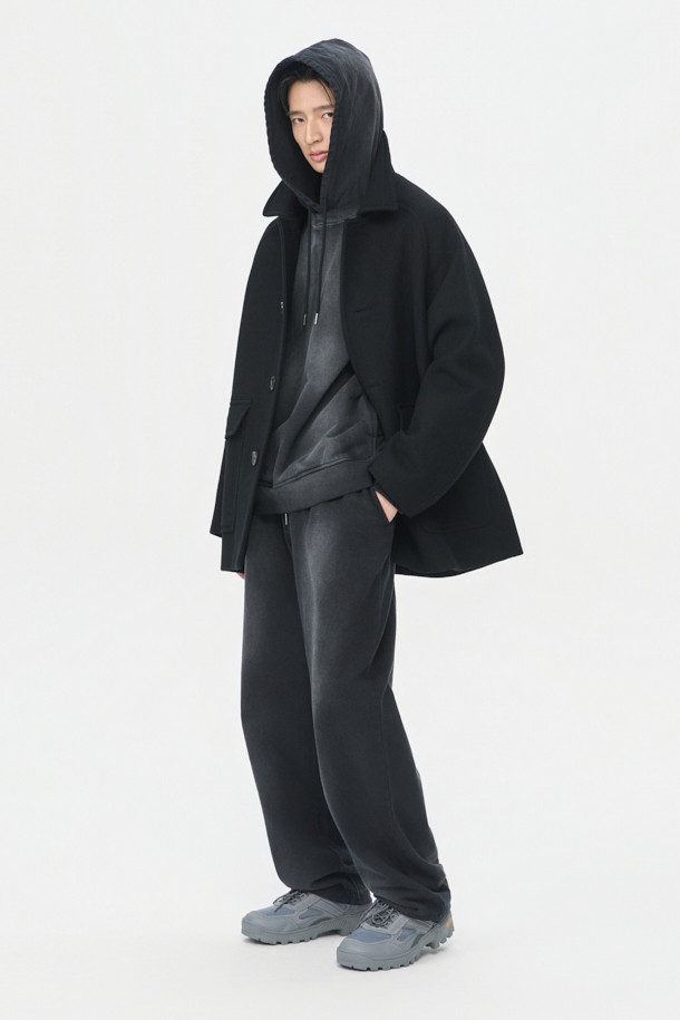 블랙 울 카 코트는 남성 고객을 위한 미니멀하고 클래식한 스타일의 아우터입니다. 가을과 겨울에 착용하기 좋은 두꺼운 두께감의 롱 기장 코트로, 울과 나일론 혼방 소재로 제작되었습니다. 차분한 블랙 컬러에 무지 패턴, 오버핏 디자인으로 시크한 매력을 더합니다. 버튼 여밈 방식과 아웃포켓 디테일이 특징이며, 출근룩, 오피스룩, 모임룩 등 다양한 TPO에 활용할 수 있습니다. 
