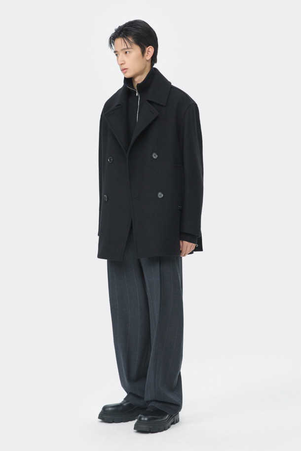 블랙 울 피코트는 클래식과 미니멀 무드를 동시에 연출하는 남성용 아우터입니다. 이탈리아 FORTEX 소재의 고급 울, 나일론, 캐시미어 혼방으로 제작되어 두꺼운 두께감과 매트한 촉감을 자랑합니다. 더블 버튼 여밈과 릴랙스 핏 디자인은 편안하면서도 세련된 스타일을 선사하며, 가을과 겨울철 출근룩, 비즈니스 캐주얼, 모임룩 등 다양한 TPO에 활용 가능합니다. 기본에 충실한 디자인으로 시크한 매력을 더하여 당신의 옷장에 품격을 더해줄 것입니다. 
