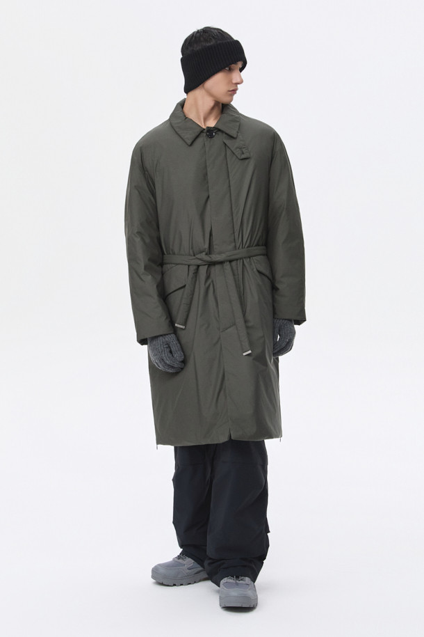 카키 로브 다운 코트는 남성용 겨울 아우터로, 베이직한 스타일에 클래식, 미니멀, 캐주얼 스타일을 모두 아우릅니다. 두꺼운 두께감의 오버핏으로 제작되었으며, 허리 로브 장식으로 포인트를 더했습니다. 80/20 구스다운 충전재와 경량 소재로 제작되어 보온성과 편안함을 동시에 느낄 수 있습니다. 무지 디자인에 긴 소매 기장, 로브 여밈 방식을 갖춘 다운 코트입니다. 폴리에스테르 소재로 제작되었습니다.
