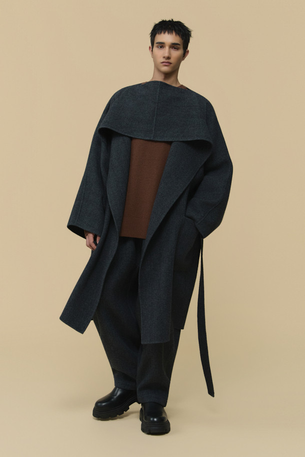 HED MAYNER (헤드 메이너)의 Grey Back Slit Robe Coat (그레이 백 슬릿 로브 코트)는 미니멀한 스타일을 추구하는 당신을 위한 아우터입니다. 가을, 겨울 시즌에 어울리는 롱 기장의 로브 코트로, 이탈리안 울 원단을 사용하여 부드러운 촉감을 선사합니다. 오버핏과 루즈핏으로 편안한 착용감을 강조하며, 후면 넥 슬릿과 벨트 허리 슬릿 구조가 독특한 디자인 포인트를 더합니다. 출근룩, 오피스룩, 모임룩 등 다양한 TPO에 활용 가능한 클래식하고 시크한 아이템입니다.
