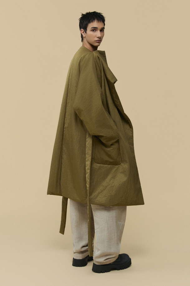 [HED MAYNER] 골드 백 슬릿 로브 코트는 남성용 아우터로, 가을과 겨울에 착용하기 좋습니다. 미니멀하고 모던한 스타일의 이 로브 코트는 부드러운 촉감의 나일론 소재와 넉넉한 오버핏으로 제작되었습니다. 등 부분의 넥 슬릿 디테일과 벨트 허리 슬릿 구조가 특징이며, 내부에는 패딩 안감과 외부 및 내부 포켓이 있어 실용성을 더했습니다. 광택감 있는 골드 컬러는 출근룩이나 모임룩에 시크하고 클래식한 분위기를 연출합니다.
