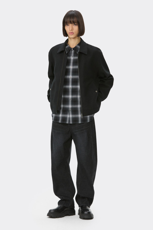 블랙 트위드 지퍼 재킷은 남성용 아우터로, 가을과 겨울에 어울리는 두꺼운 두께감의 자켓입니다. 미니멀하고 클래식한 스타일을 기반으로, YKK 2-Way 지퍼와 사선 절개 디테일이 돋보입니다. 코튼, 울, 아크릴, 나일론 혼방 소재로 제작되어 시크하고 세련된 분위기를 연출합니다. 출근룩과 모임룩 모두 활용 가능하며, 오버핏으로 편안한 착용감을 선사합니다. 긴 소매 기장의 레귤러 기장으로, 다양한 스타일링에 용이합니다.
