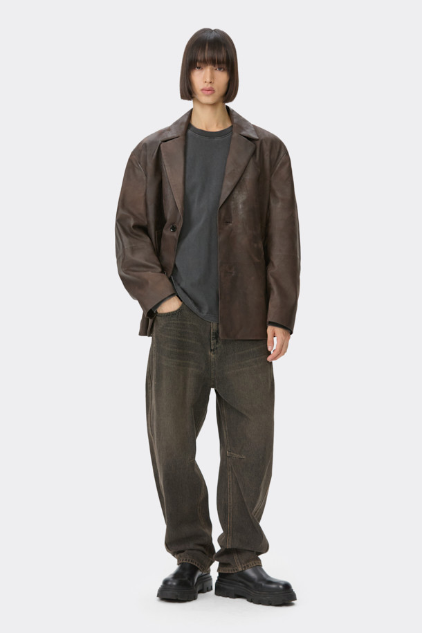 세련된 무드의 브라운 비건 가죽 재킷입니다. 캐주얼, 클래식, 미니멀 스타일을 모두 아우르는 디자인으로, 가을과 겨울에 따뜻함과 스타일을 동시에 잡을 수 있습니다. 오버핏으로 편안한 착용감을 선사하며, 라펠 코트 타입에 미디엄 기장으로 다양한 룩에 활용하기 좋습니다. 출근룩과 모임룩에 모두 잘 어울리며, 그라데이션 외관으로 은은한 멋을 더했습니다. 넉넉한 두께감의 비건 가죽 소재로 제작되어 부드러운 촉감과 보온성을 제공합니다.
