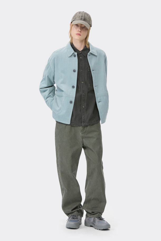 산뜻한 민트 컬러가 돋보이는 코듀로이 워크 재킷입니다. 봄, 가을 간절기에 활용하기 좋으며, 캐주얼 및 베이직 스타일을 연출하기에 적합합니다. 두꺼운 코듀로이 소재로 제작되어 보온성을 높였으며, 오버핏 크롭 기장으로 트렌디한 핏을 선사합니다. 넉넉한 아웃포켓 디테일과 버튼 여밈 방식이 특징이며, 일상, 봄 소풍, 캠핑 등 다양한 TPO에 매치할 수 있습니다. 미니멀, 워크웨어 스타일을 선호하는 남성분들에게 추천합니다.
