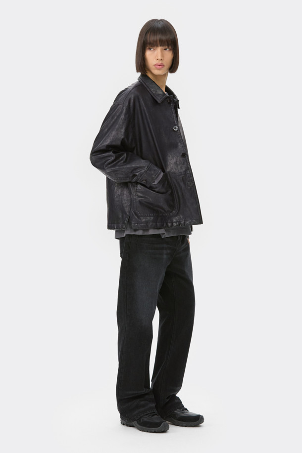 블랙 색상의 인조 가죽 워크 재킷입니다. 크랙 텍스처와 0.5OZ 패딩 충전재로 디자인되어 캐주얼, 스트릿 스타일을 연출하기 좋습니다. 얇은 두께감으로 봄, 가을 간절기에 활용하기 좋으며, 일상, 출근룩, 모임룩 등 다양한 TPO에 매치할 수 있습니다. 오버핏으로 편안한 착용감을 선사하며, 버튼 여밈과 아웃포켓 디테일이 특징입니다. 긴 소매 기장의 워크 재킷으로 미니멀한 스타일까지 소화 가능합니다.
