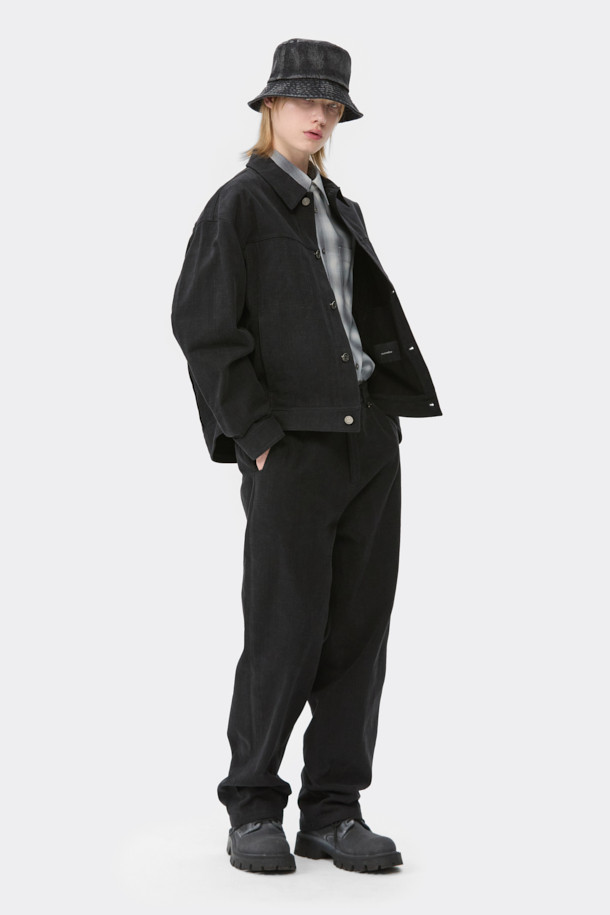 블랙 염색 면 트러커 재킷은 남성분들을 위한 캐주얼하고 베이직한 디자인의 아우터입니다. 봄, 가을 계절에 적합하며, 출근룩이나 데이트룩에 활용하기 좋습니다. 레귤러 핏에 무지 패턴으로 미니멀한 스타일을 연출하며, 긴 소매와 버튼 여밈 방식이 특징입니다. 양 사이드 포켓이 있어 실용성을 더했으며, 면 소재로 제작되어 편안한 착용감을 제공합니다.
