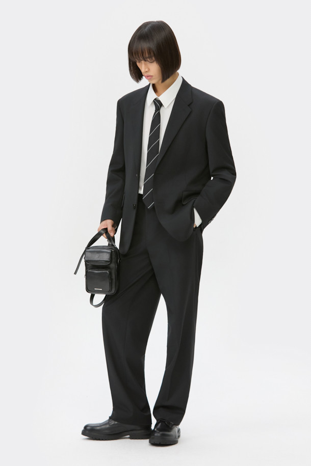 블랙 색상의 릴랙스 핏 울 블렌디드 셋업 재킷입니다. 가을과 겨울에 입기 좋은 두꺼운 두께감으로, 차분하고 시크한 스타일을 연출합니다. 싱글 버튼 디자인과 레귤러 기장으로 클래식하면서도 베이직한 분위기를 강조하며, 셋업으로도 활용 가능합니다. 울과 폴리에스터 혼방 소재로 제작되어 편안한 착용감을 선사합니다. 오피스룩, 비즈니스 캐주얼, 모임룩 등 다양한 TPO에 활용하여 세련된 스타일을 완성해 보세요.
