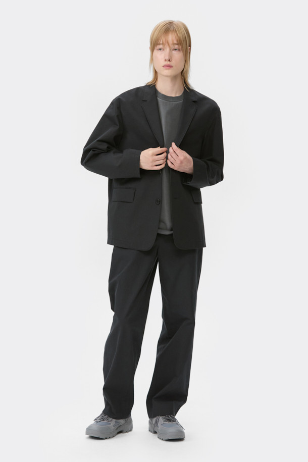 블랙 루즈 핏 코튼 셋업 재킷입니다. 봄, 가을에 어울리는 얇은 두께의 면 소재로 제작되어 편안한 착용감을 선사합니다. 캐주얼, 미니멀, 클래식 스타일을 아우르며, 출근룩 및 비즈니스 캐주얼에 활용하기 좋습니다. 루즈 핏 디자인과 무지 패턴으로 어떤 옷에도 쉽게 매치할 수 있으며, 버튼 여밈 방식과 긴 소매 기장으로 깔끔한 실루엣을 연출합니다. 안감과 패드가 없는 디자인으로 가볍게 걸치기 좋습니다.

