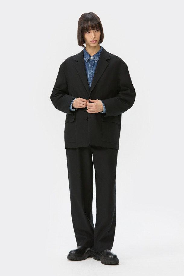 블랙 오버핏 코튼 울 셋업 재킷은 클래식과 베이직 무드를 동시에 연출하는 남성용 재킷입니다. 봄, 가을에 적합하며, 얇은 두께감으로 편안한 착용감을 선사합니다. 면, 울, 린넨 혼방 소재로 제작되어 고급스러운 질감을 자랑하며, 싱글 버튼, 레귤러 기장, 긴 소매 디자인으로 세련된 핏을 완성합니다. 셋업 스타일로 오피스룩, 비즈니스 캐주얼, 모임룩 등 다양한 TPO에 활용 가능하며, 미니멀하고 시크한 스타일을 연출하기 좋습니다. 2mm 어깨 패드와 아웃포켓 디테일이 돋보이는 블레이저 타입의 재킷입니다.
