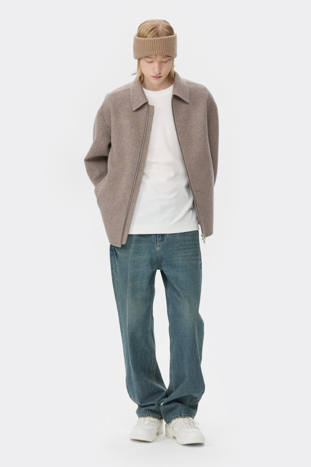 베이지 울 핸드메이드 재킷은 가을과 겨울에 어울리는 남성용 아우터입니다. 미니멀하고 베이직한 스타일로, 부드러운 촉감의 울과 캐시미어 혼방 소재로 제작되어 고급스러운 착용감을 선사합니다. 릴랙스 핏에 레귤러 기장으로 편안하게 착용 가능하며, YKK 2-Way 지퍼 디테일로 실용성을 더했습니다. 출근룩, 비즈니스 캐주얼, 모임룩 등 다양한 TPO에 활용 가능한 클래식, 미니멀, 시크 스타일의 재킷입니다.
