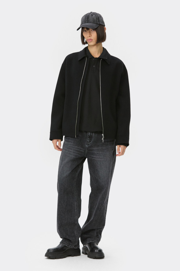 블랙 울 핸드메이드 재킷은 가을과 겨울, 두 계절에 걸쳐 활용하기 좋은 남성용 아우터입니다. 미니멀하고 베이직한 스타일을 추구하는 분들을 위한 릴랙스핏 디자인으로, 부드러운 촉감의 울과 캐시미어 혼방 소재로 제작되어 고급스러운 착용감을 선사합니다. 무지 디자인에 긴 소매 기장, 두꺼운 두께감으로 보온성을 높였으며, 출근룩, 비즈니스 캐주얼, 모임룩 등 다양한 TPO에 활용 가능합니다. YKK 2-Way 지퍼 디테일로 실용성을 더한 핸드메이드 코트 타입의 블랙 재킷으로, 시크하고 클래식한 스타일을 연출해보세요.
